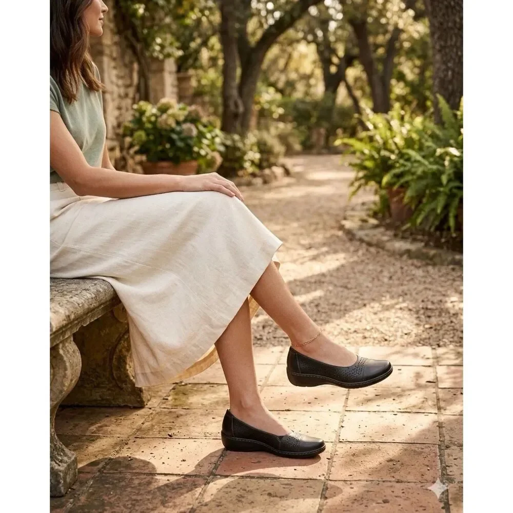 Clarks Cora Iris Loafer womens US Sz 9 Wide Black Leather Slip On Cushioned New